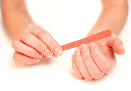 Soin des mains (se limer les ongles)