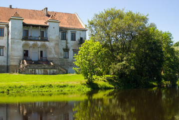Fototapeta na wymiar zabytkowy zamek w Szydłowcu