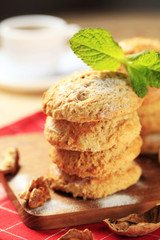 Crispy nut cookies