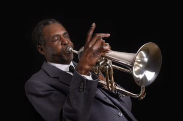Afroamerikanischer Jazzmusiker mit Flügelhorn - 61221806