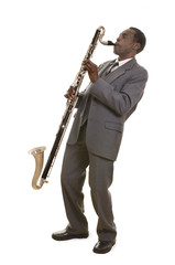 Afroamerikanischer Jazzmusiker mit Bassklarinette - 61222089