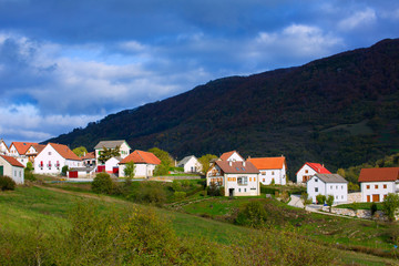 Fototapeta na wymiar Obarba wioski w Pirenejach Navarra najbliższą Irati