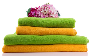 Obraz na płótnie Canvas Kolorowe ręczniki i kwiaty, samodzielnie na biały