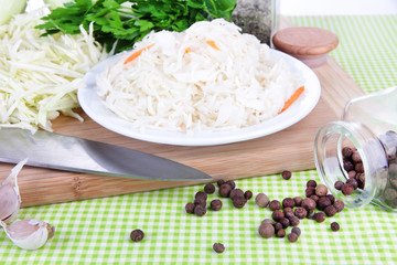 Composition with fresh and marinated cabbage (sauerkraut),