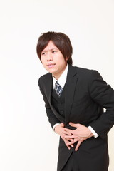 腹痛に苦しむビジネスマン