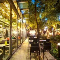 Papier Peint photo Restaurant Restaurant illuminé avec long sentier