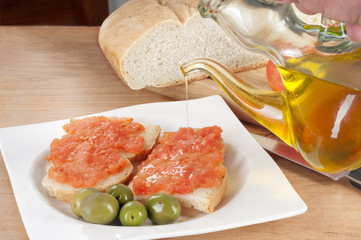 aliñado de pan con tomate