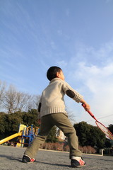 バトミントンをする幼児(4歳児)