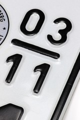 Deutsches Saisonkennzeichen mit Gültigkeitsdauer vom 01. März bis 30. November eines jeden Jahres