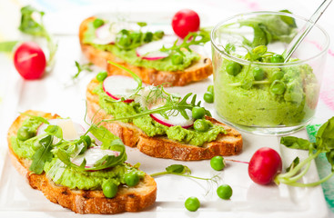 Crostini with sping vegetables