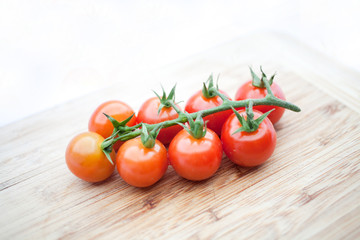 Tomaten hell auf Holz