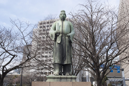 Statue dans parc, Tokyo, Japon