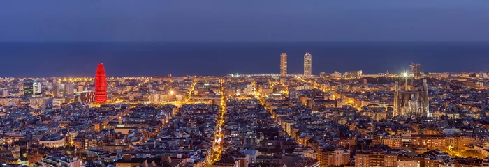 Tuinposter Panorama van de skyline van Barcelona & 39 s nachts © peresanz