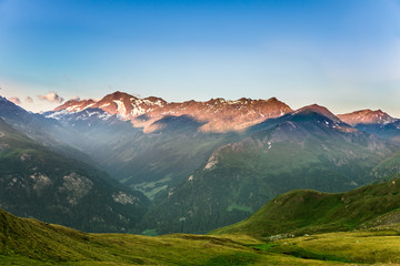 Fototapeta na wymiar beautiful view of the Alps in the morning