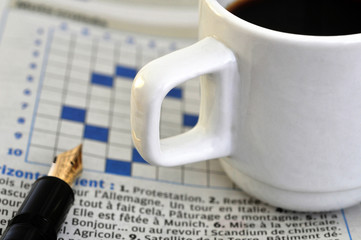 Café noir et mots croisés