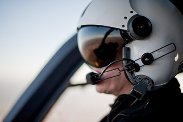 Pilot im Rettungshubschrauber Hubschrauber Cockpit © Schepers_Photography