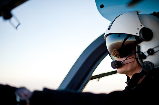 Pilot im Rettungshubschrauber Hubschrauber Cockpit