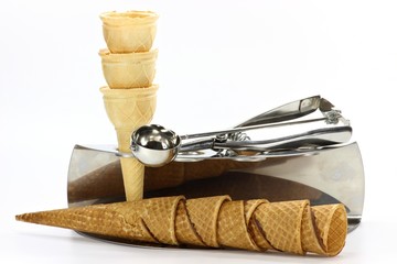 Eiswaffeln mit Waffelständer und Eisportionierer isoliert auf weißem Hintergrund