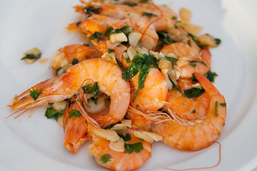 Fried shrimps with the garlic and the parsley
