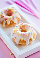 Minikuchen und bunte Streusel