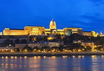 Fototapeta na wymiar Zamek Królewski w Budapeszcie i Dunaju w nocy