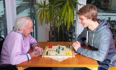 Teenager mit alter Dame