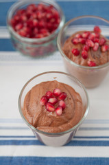 Mousse au chocolate mit Beeren