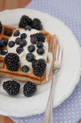 Waffeln mit Sahne und Beeren