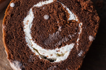 Jam roll cake with mold fungus, no longer suitable for consumpti