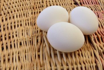 Куриные яйца