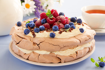 Obrazy na Szkle  Ciasto Czekoladowe „Pavlova” z malinami i jagodami.