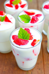 Naturjogurt mit  Erdbeeren