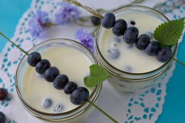 Naturjogurt mit Heidelbeeren