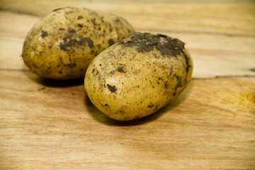 Frische braune Kartoffeln