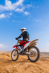 Plakat racer on a motorcycle in the desert