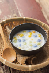 Bua Loi, Shower floating eggs dessert