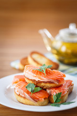 Fried toast with salted salmon