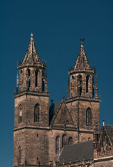 Fototapeta na wymiar Wspaniała katedra w Magdeburgu na rzeki Łaby, Niemcy