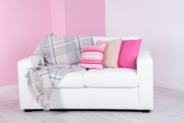 Fototapeta na wymiar Biały sofa w pokoju na różowym tle ściany