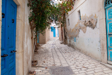 Fototapeta na wymiar Wąska ulica w Sousse