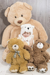 Kleiner Eisbär zwischen anderen Bären :-))