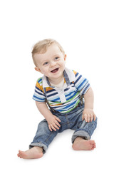 Kleiner Bub im s&uuml;&szlig;en Outfit lachend