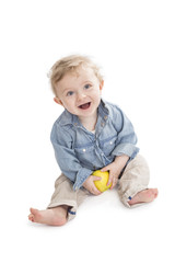 Kleiner Bub freut sich über einen Apfel