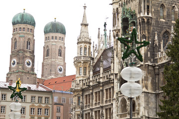 Obraz premium Widok na Frauenkirche i Nowy Ratusz
