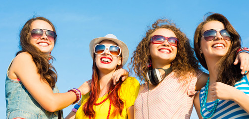 Fototapeta premium group of young people wearing sunglasses and hat