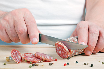 saucisson sec coupé en tranche