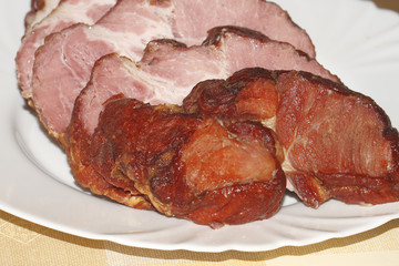 Kassler Kammfleisch auf einem Teller