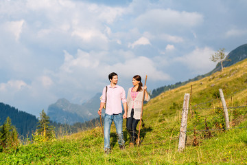 Obraz premium Alpen - Paar beim wandern in den Bergen
