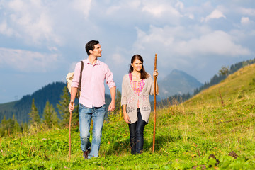 Alpen - Paar beim wandern in den Bergen