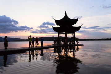Obraz premium pavilion at nightfall in west lake ，hangzhou ，China